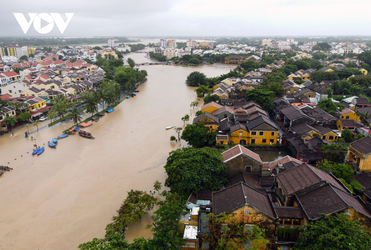 Anh nuoc song hoai dang cao khi lu tran ve, pho co hoi an bi ngap sau hinh anh 18