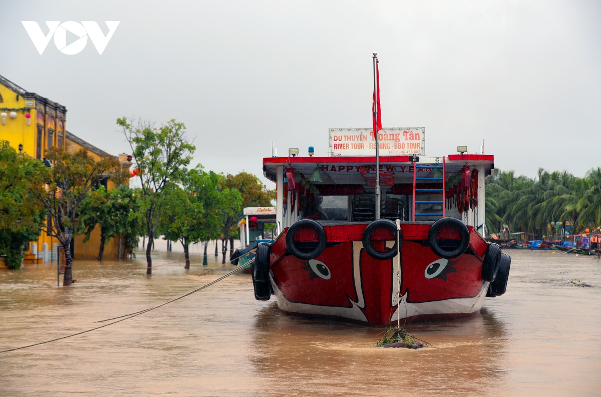 Anh nuoc song hoai dang cao khi lu tran ve, pho co hoi an bi ngap sau hinh anh 2