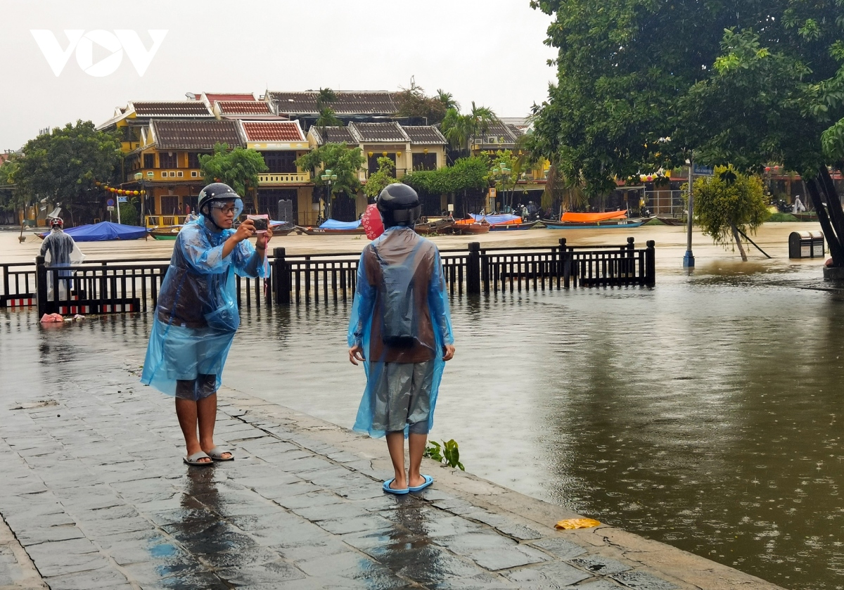 Anh nuoc song hoai dang cao khi lu tran ve, pho co hoi an bi ngap sau hinh anh 22