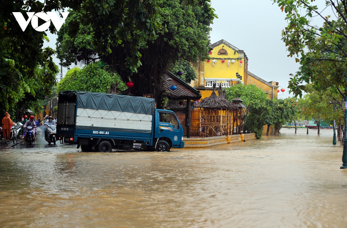 Anh nuoc song hoai dang cao khi lu tran ve, pho co hoi an bi ngap sau hinh anh 3