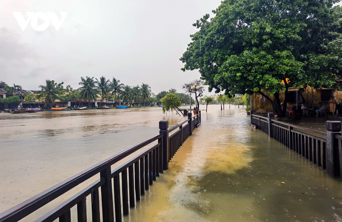 Anh nuoc song hoai dang cao khi lu tran ve, pho co hoi an bi ngap sau hinh anh 4