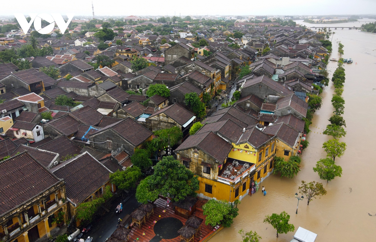 Anh nuoc song hoai dang cao khi lu tran ve, pho co hoi an bi ngap sau hinh anh 6