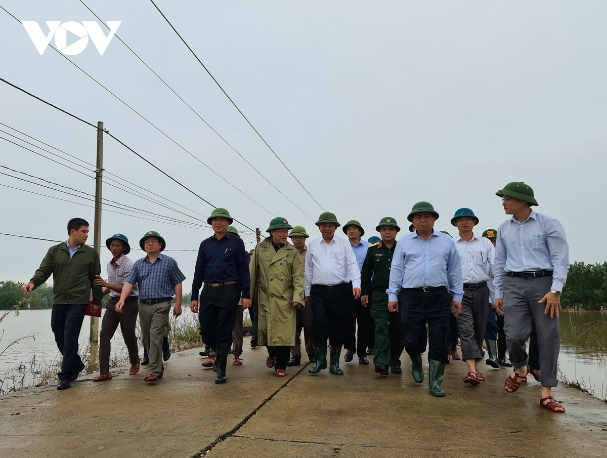 pho thu tuong thuong truc truong hoa binh khong de ai bi doi ret trong va sau mua lu hinh anh 2