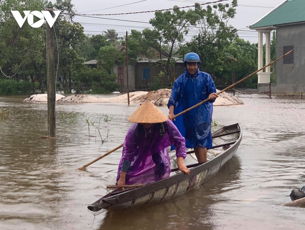 nguoi dan vung ron lu mien trung tiep tuc gong minh chong choi voi lu du hinh anh 9