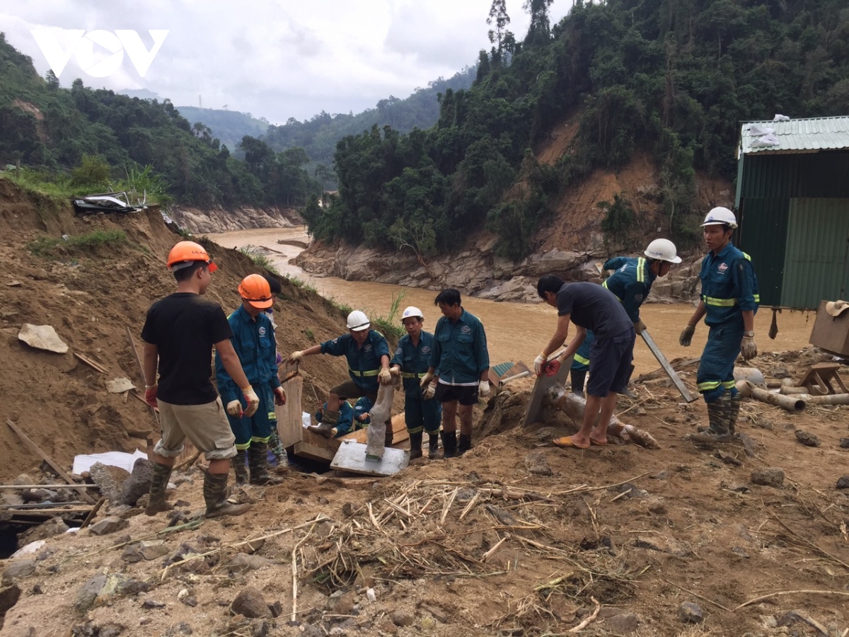 quang nam de nghi tiep te luong thuc 2 xa bi co lap o phuoc son bang duong khong hinh anh 2