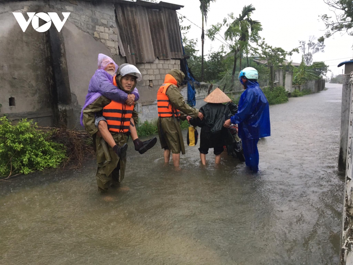 cong an ha tinh dam minh trong mua lu cong dan di so tan hinh anh 3