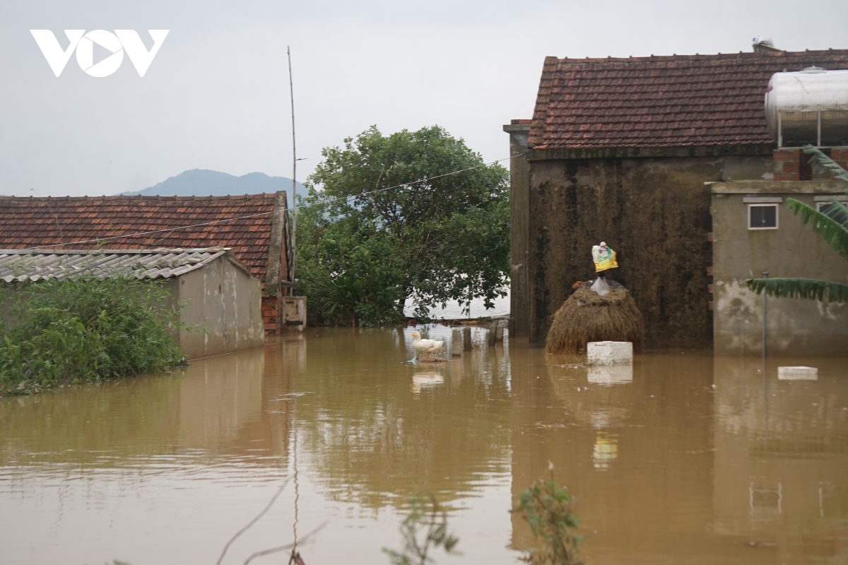 nuoc rut dan o vung tam lu ha tinh, dan van phai dung thuyen de di chuyen hinh anh 3