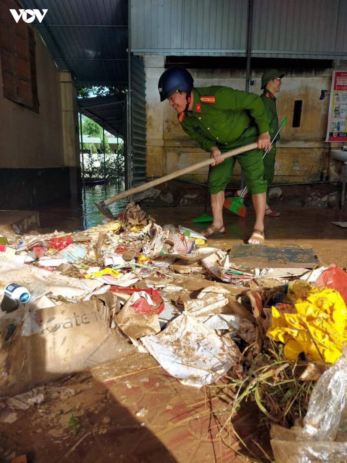 cong an ha tinh khan truong don bun dat, giup dan khac phuc hau qua mua lu hinh anh 3
