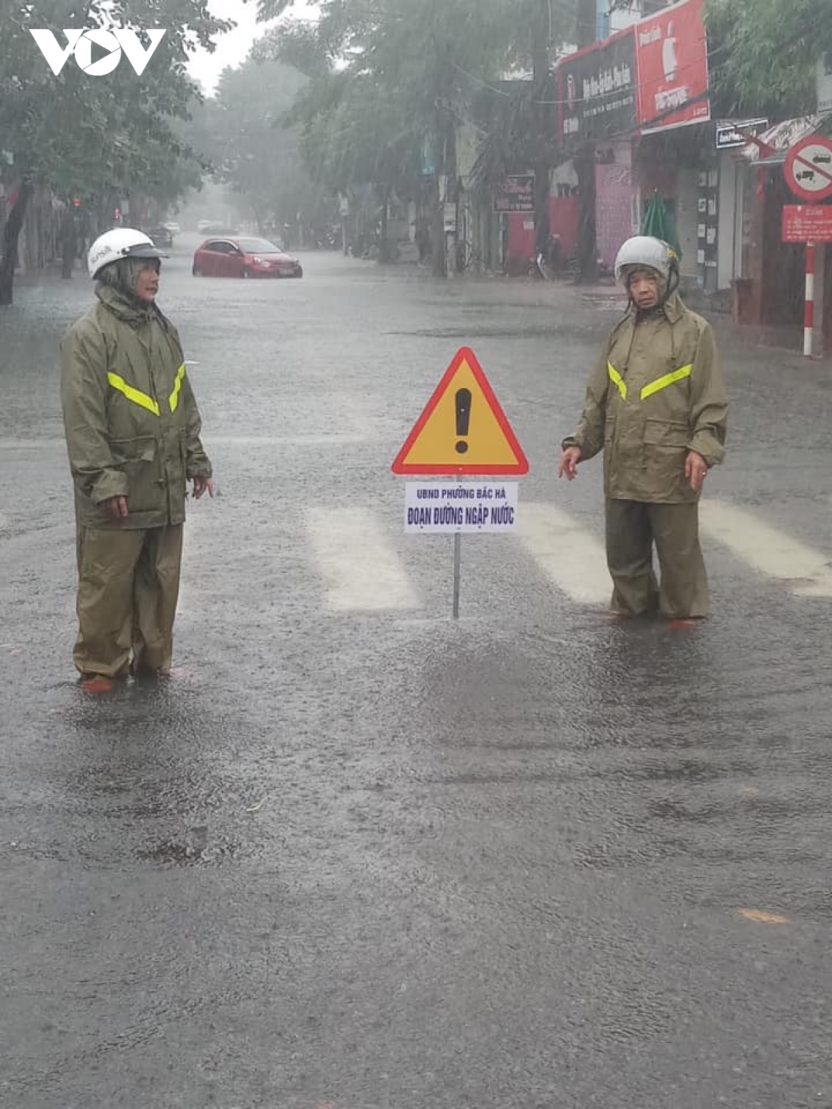 cong an ha tinh dam minh trong mua lu cong dan di so tan hinh anh 4