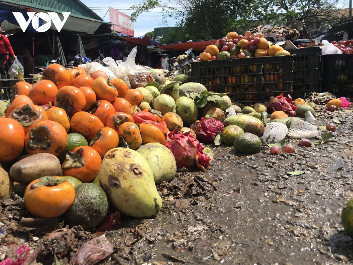 tieu thuong ha tinh xot xa nhin hang hoa thanh rac sau dai hong thuy hinh anh 5