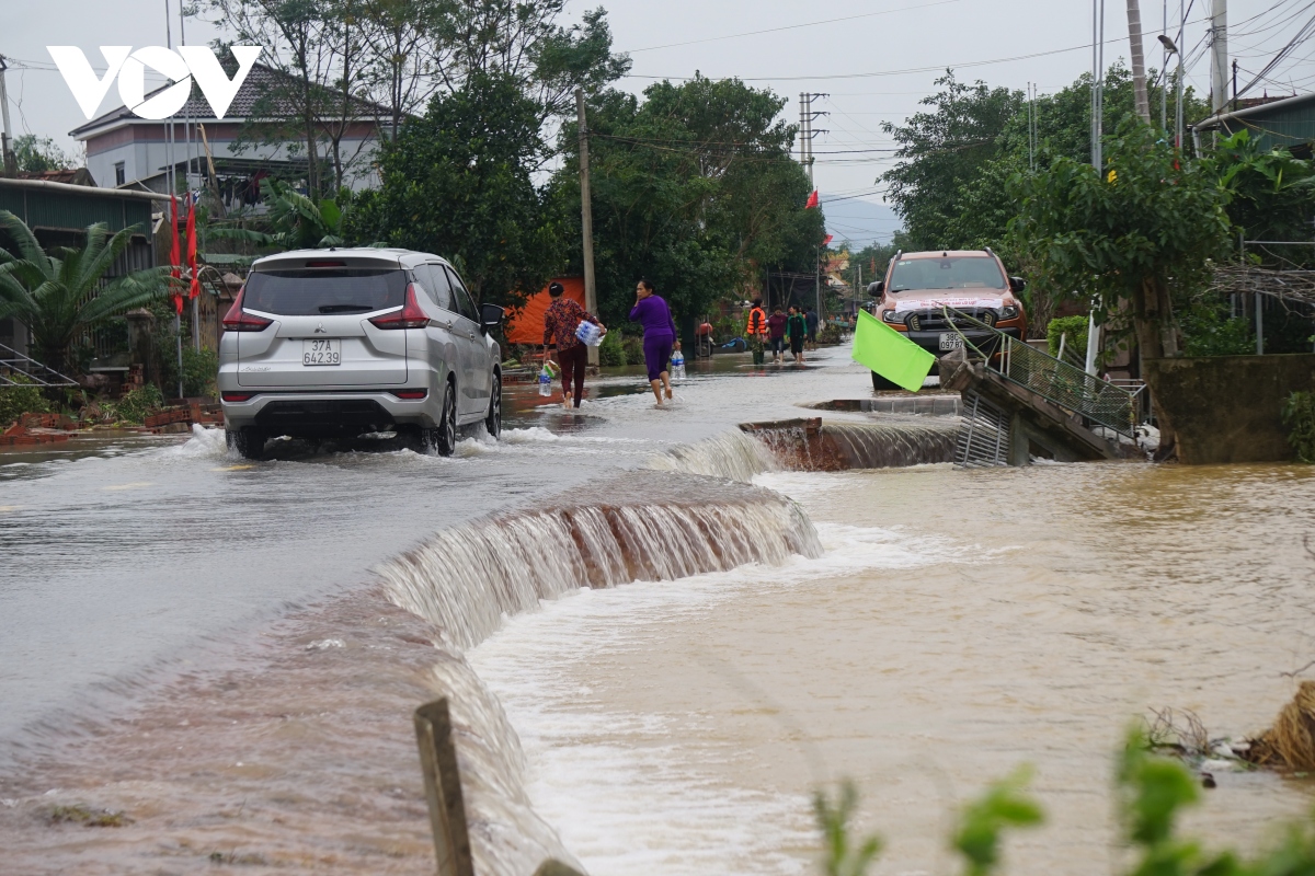 nuoc rut dan o vung tam lu ha tinh, dan van phai dung thuyen de di chuyen hinh anh 5