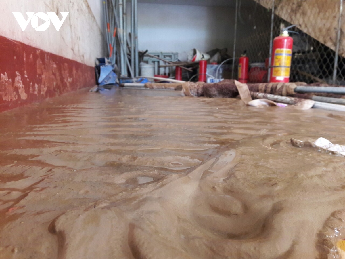 nuoc rut dan o vung tam lu ha tinh, dan van phai dung thuyen de di chuyen hinh anh 9