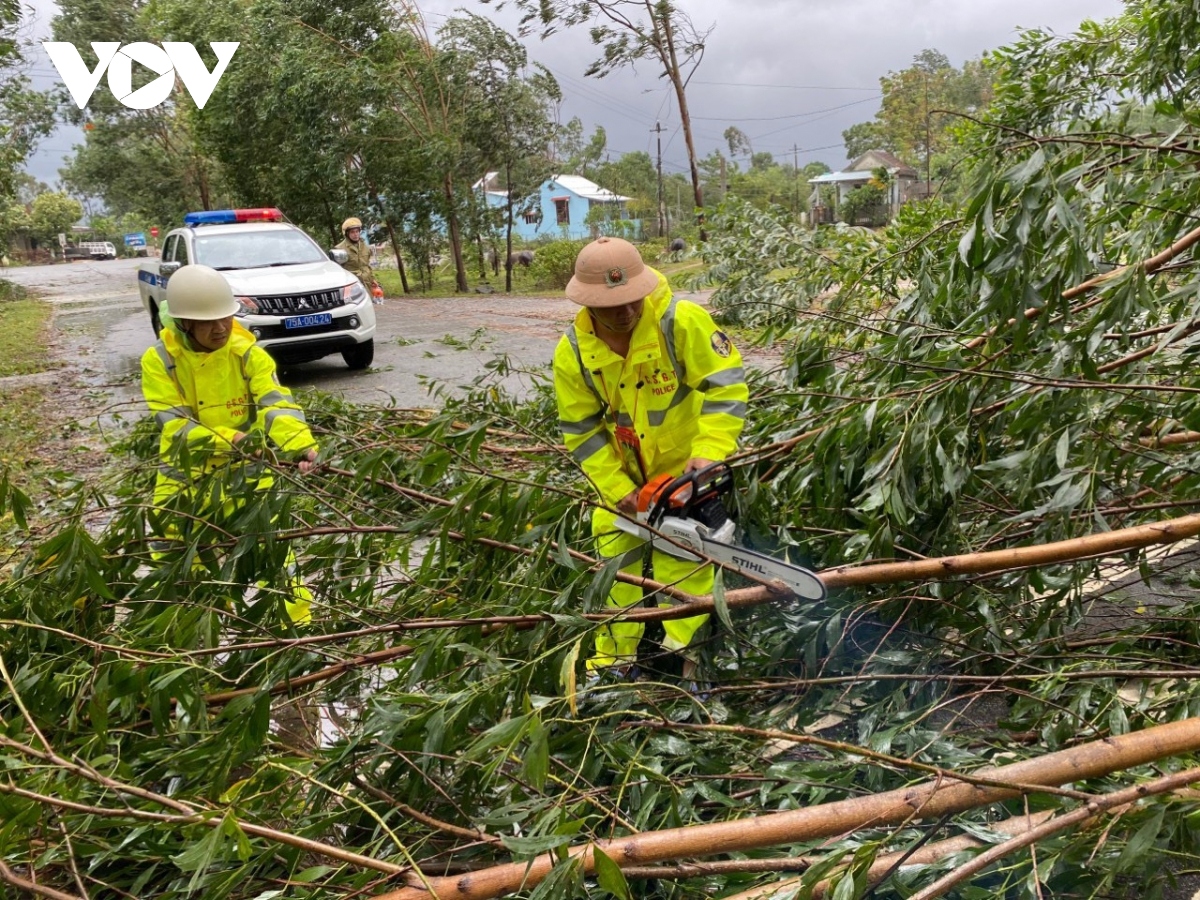 typhoon molave pounds central vietnam, causes huge damage picture 2 typhoon molave pounds central vietnam, causes huge damage picture 2