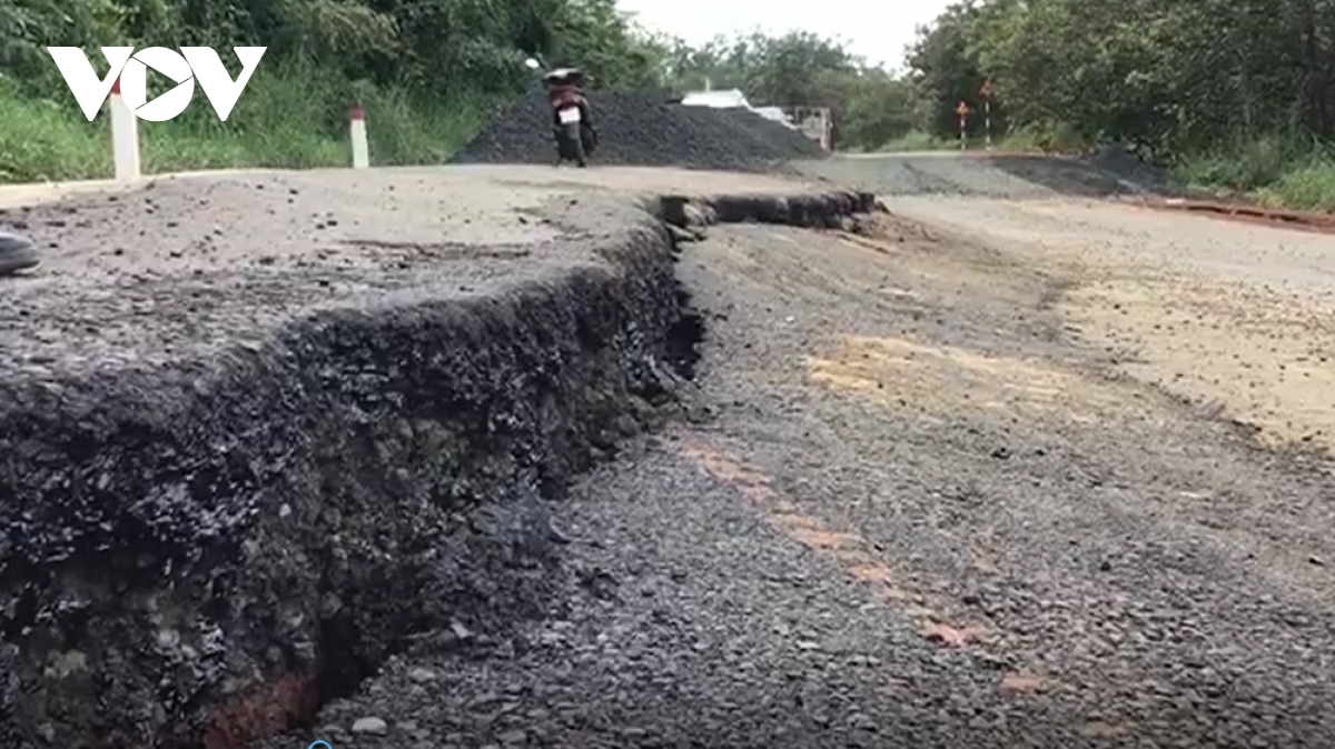 mua lon gay sut lun, nut tuyen duong huyet mach noi binh phuoc-lam Dong hinh anh 2