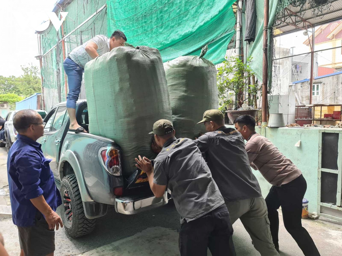 Doi cuu ho thuyen ha long vao mien trung giup dan vung lu hinh anh 2