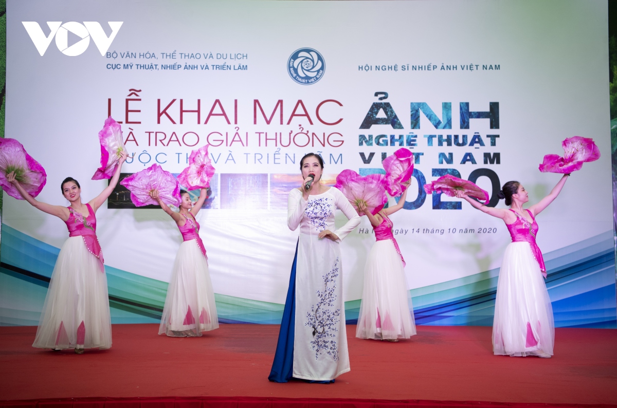 trao giai cuoc thi va trien lam Anh nghe thuat viet nam nam 2020 hinh anh 1