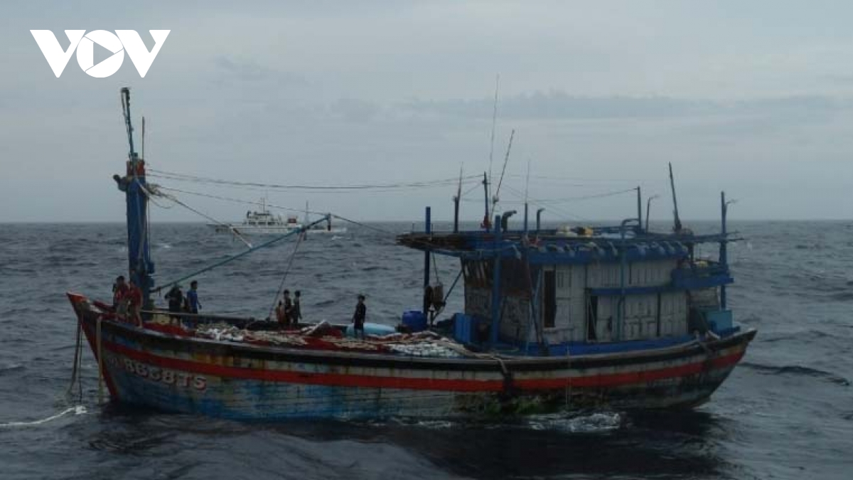 Rescue ships and helicopter deployed to search for Binh Dinh fishermen