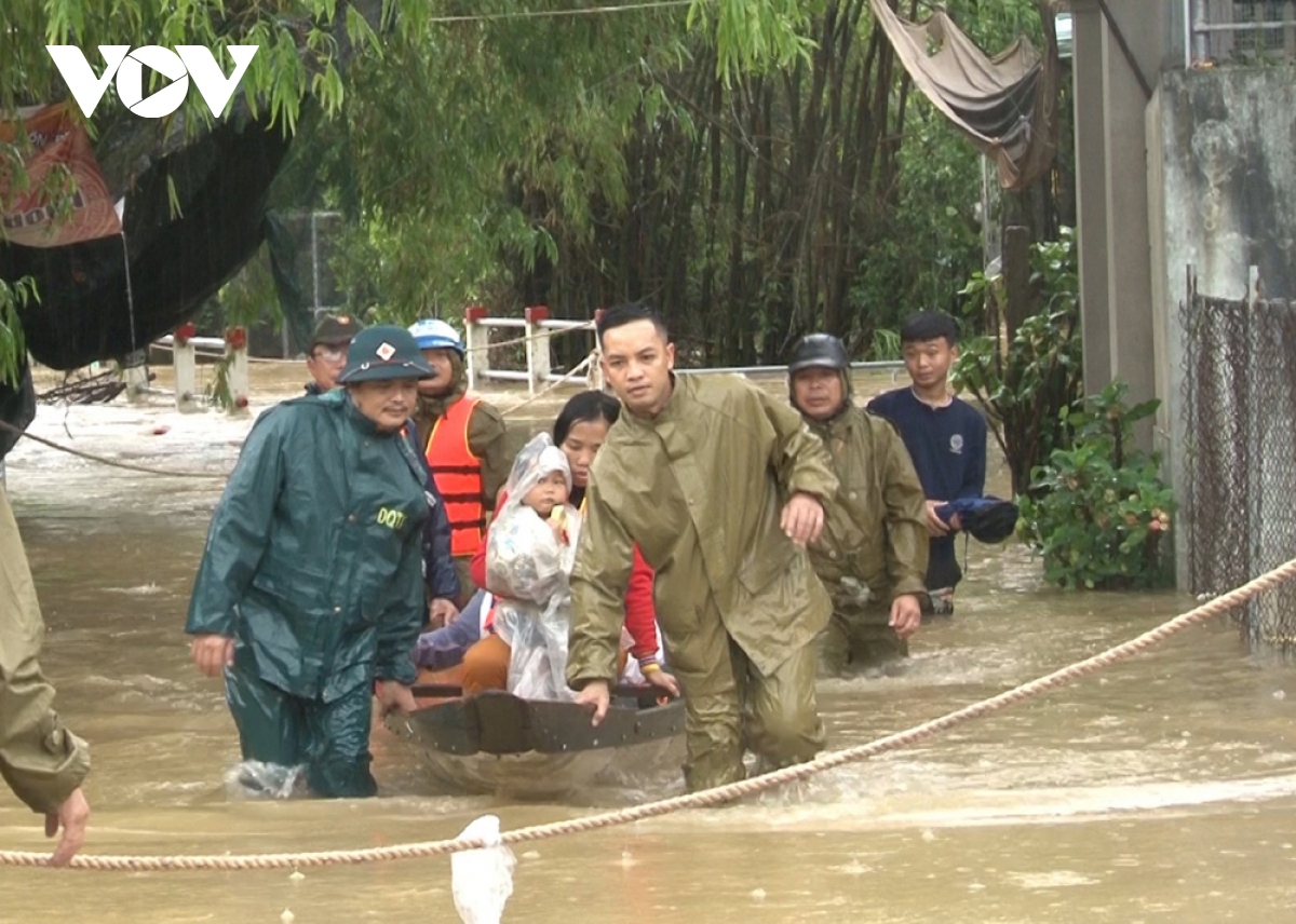 lu tren song bo o thua thien hue vuot dinh lu lich su nam 1999 hinh anh 1