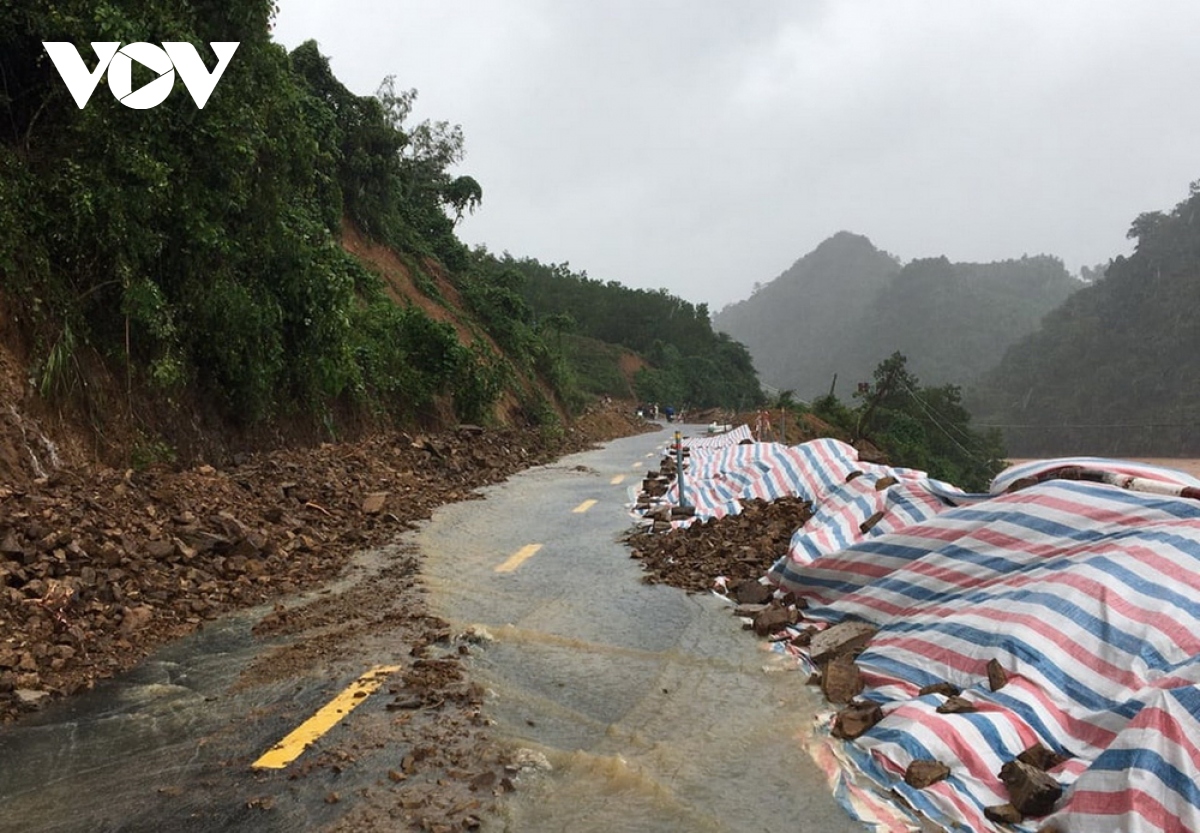 mua lu mien trung noi chay lu trong dem, noi huy dong tim nguoi mat tich hinh anh 2