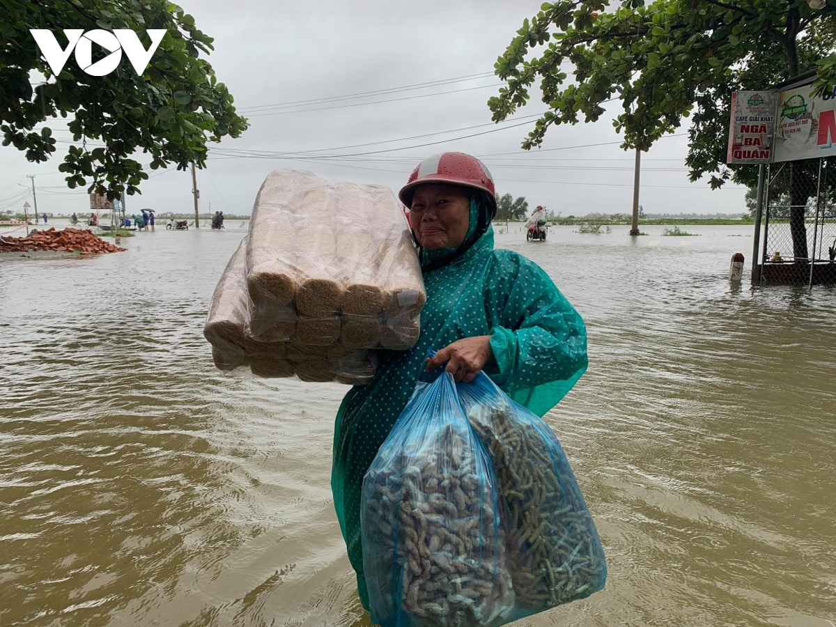 Ảnh: Nhiều khu dân cư ở Thừa Thiên Huế bị ngập, một người bị mất tích trong mưa lũ