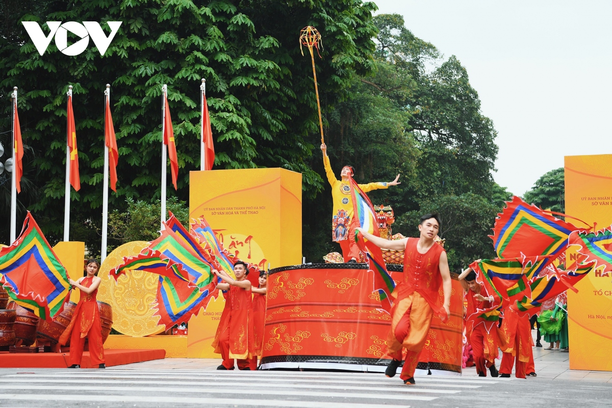 tung bung lien hoan nghe thuat mua rong ha noi 2020 tren pho di bo ho guom hinh anh 5