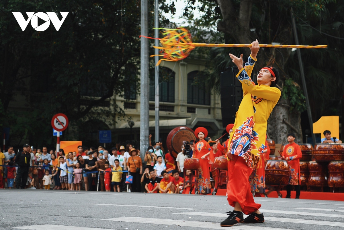 tung bung lien hoan nghe thuat mua rong ha noi 2020 tren pho di bo ho guom hinh anh 6