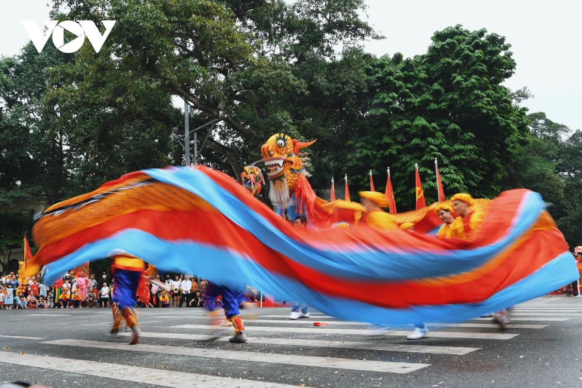 tung bung lien hoan nghe thuat mua rong ha noi 2020 tren pho di bo ho guom hinh anh 16