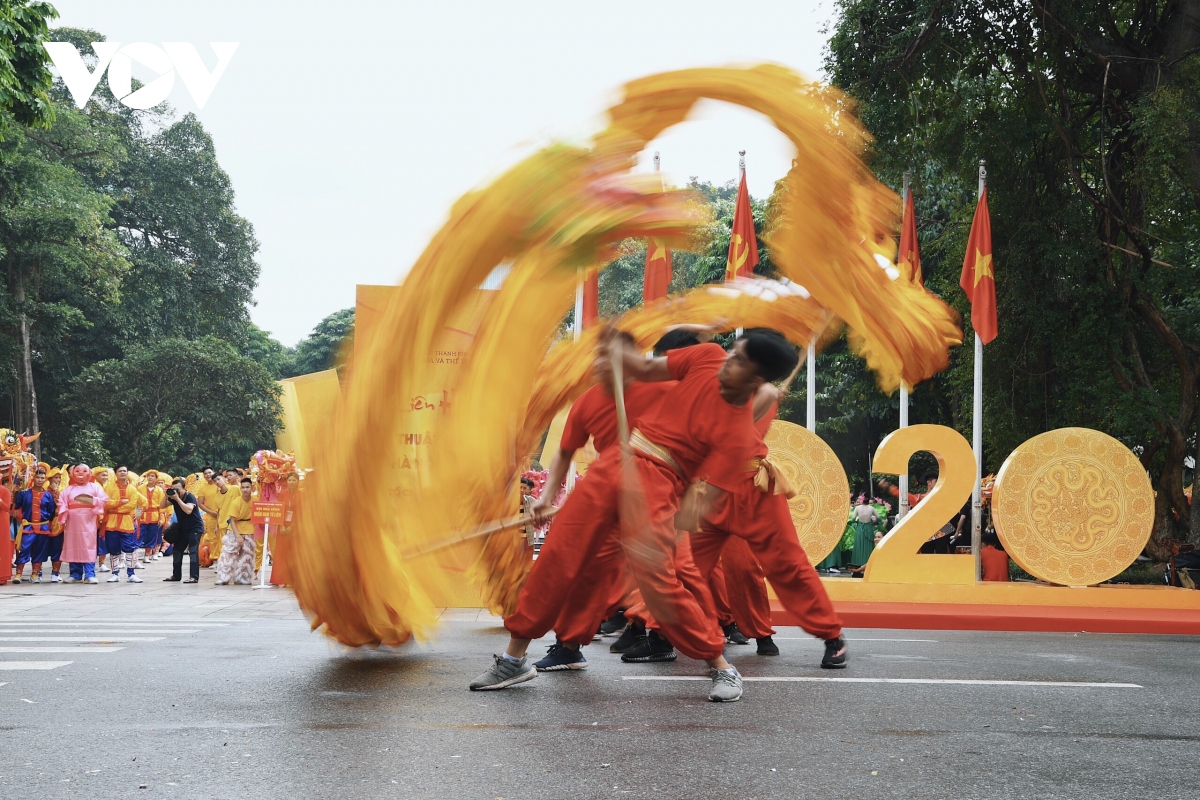 tung bung lien hoan nghe thuat mua rong ha noi 2020 tren pho di bo ho guom hinh anh 10