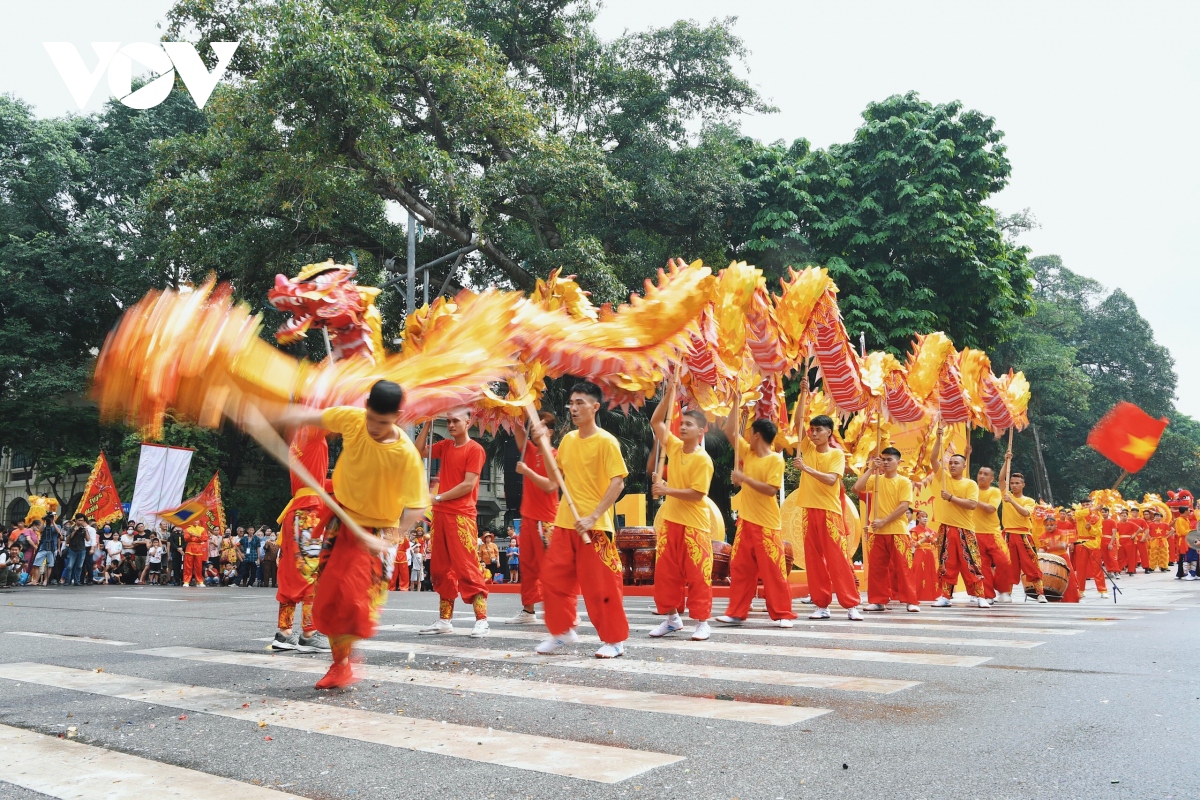 tung bung lien hoan nghe thuat mua rong ha noi 2020 tren pho di bo ho guom hinh anh 12