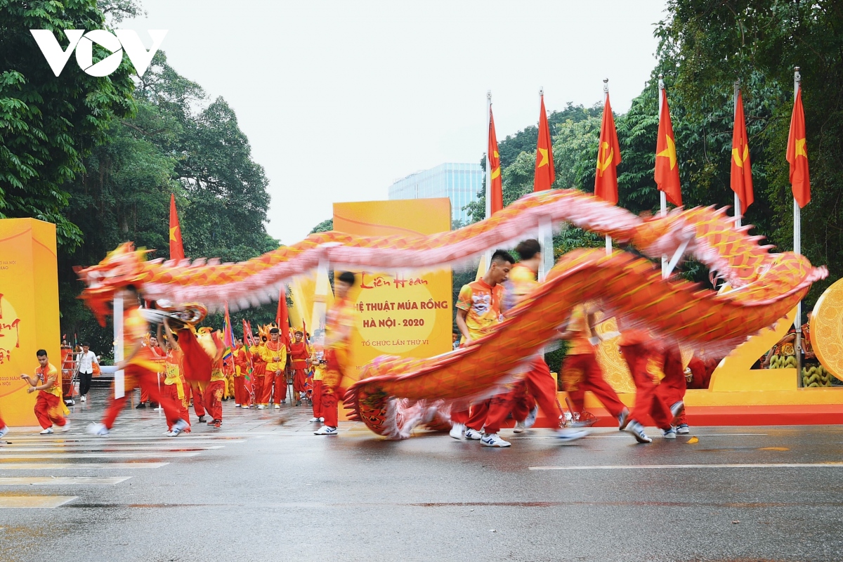 tung bung lien hoan nghe thuat mua rong ha noi 2020 tren pho di bo ho guom hinh anh 13