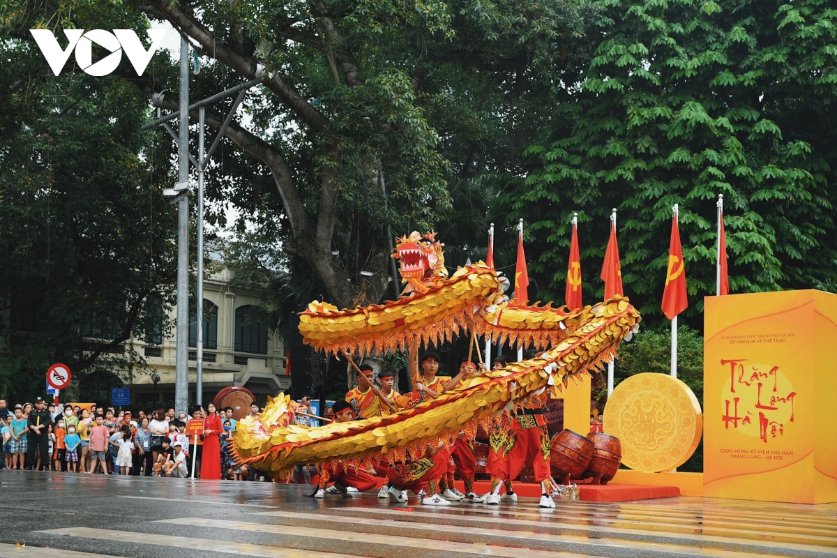 tung bung lien hoan nghe thuat mua rong ha noi 2020 tren pho di bo ho guom hinh anh 9