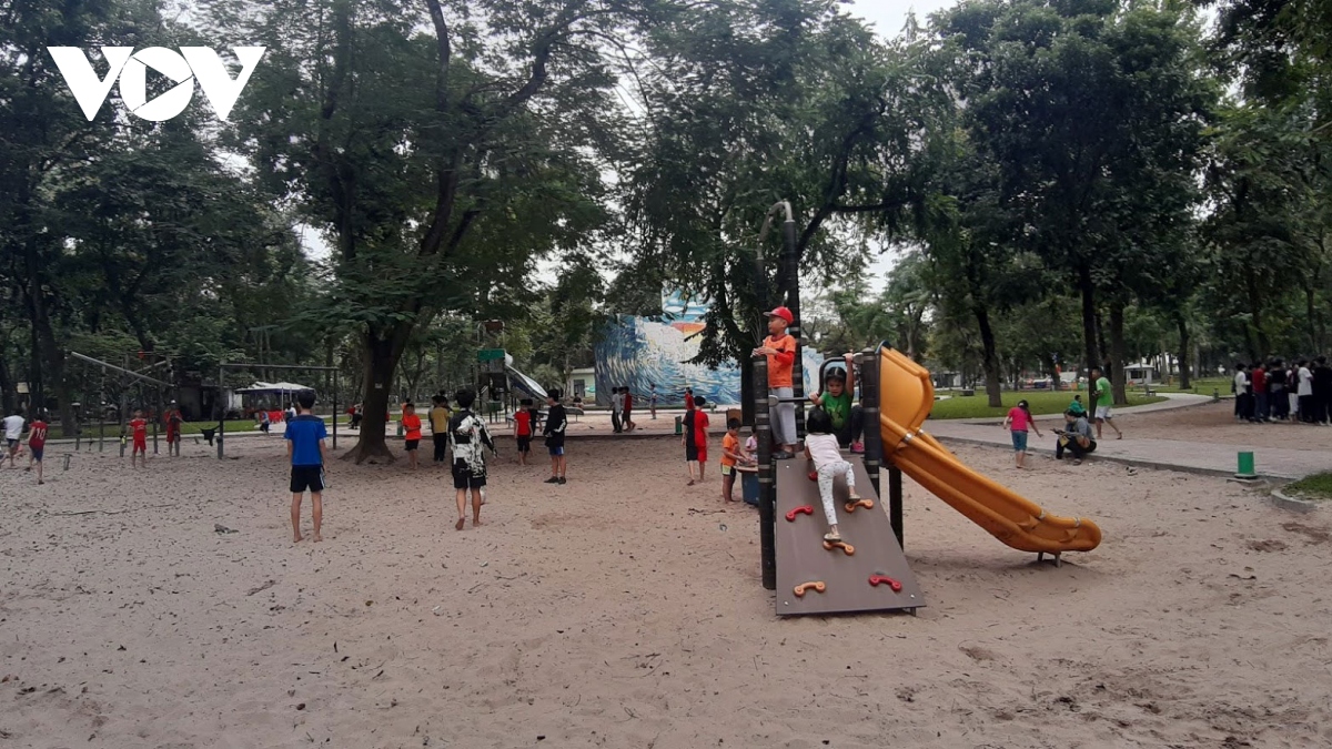 rat it nguoi toi cong vien thong nhat ha noi vui choi deo khau trang hinh anh 6