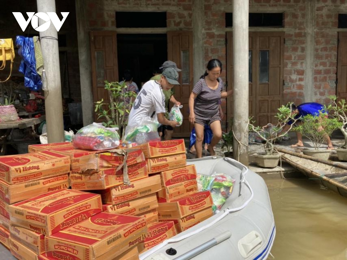 hoi choi thuyen hoi ca nuoc dong loat tien vao vung lu ho tro nguoi dan hinh anh 9