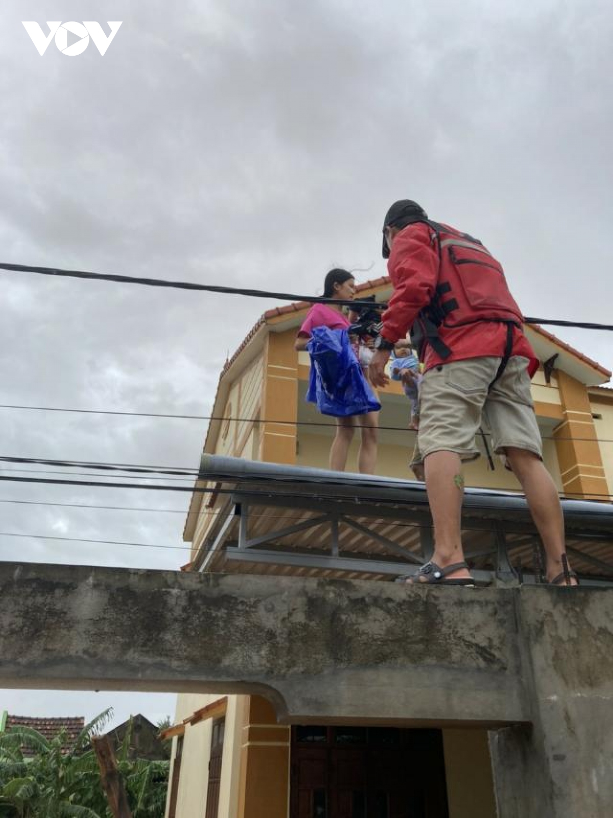 hoi choi thuyen hoi ca nuoc dong loat tien vao vung lu ho tro nguoi dan hinh anh 10