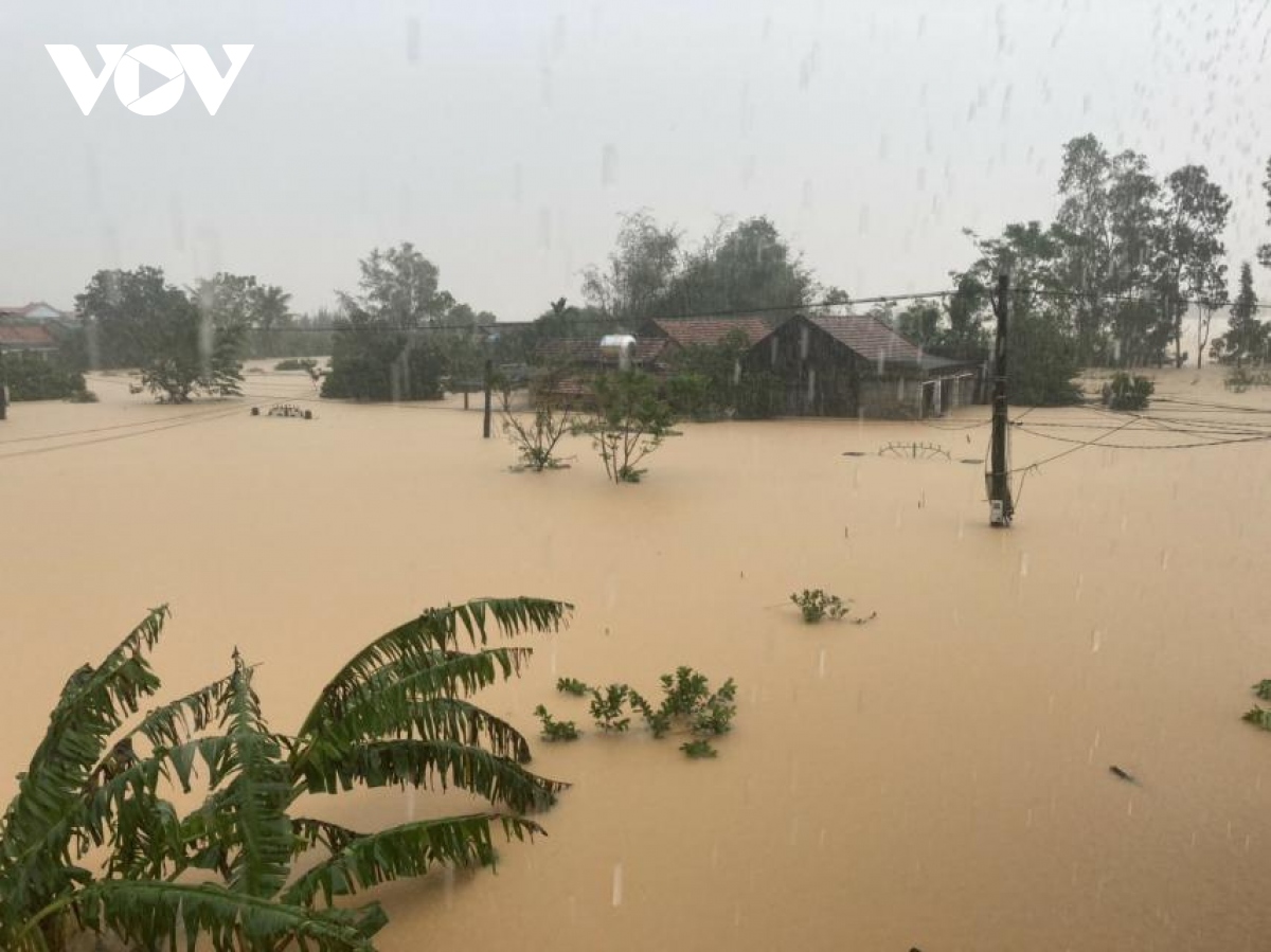 hoi choi thuyen hoi ca nuoc dong loat tien vao vung lu ho tro nguoi dan hinh anh 1