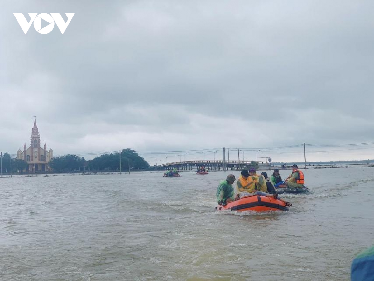 hoi choi thuyen hoi ca nuoc dong loat tien vao vung lu ho tro nguoi dan hinh anh 2