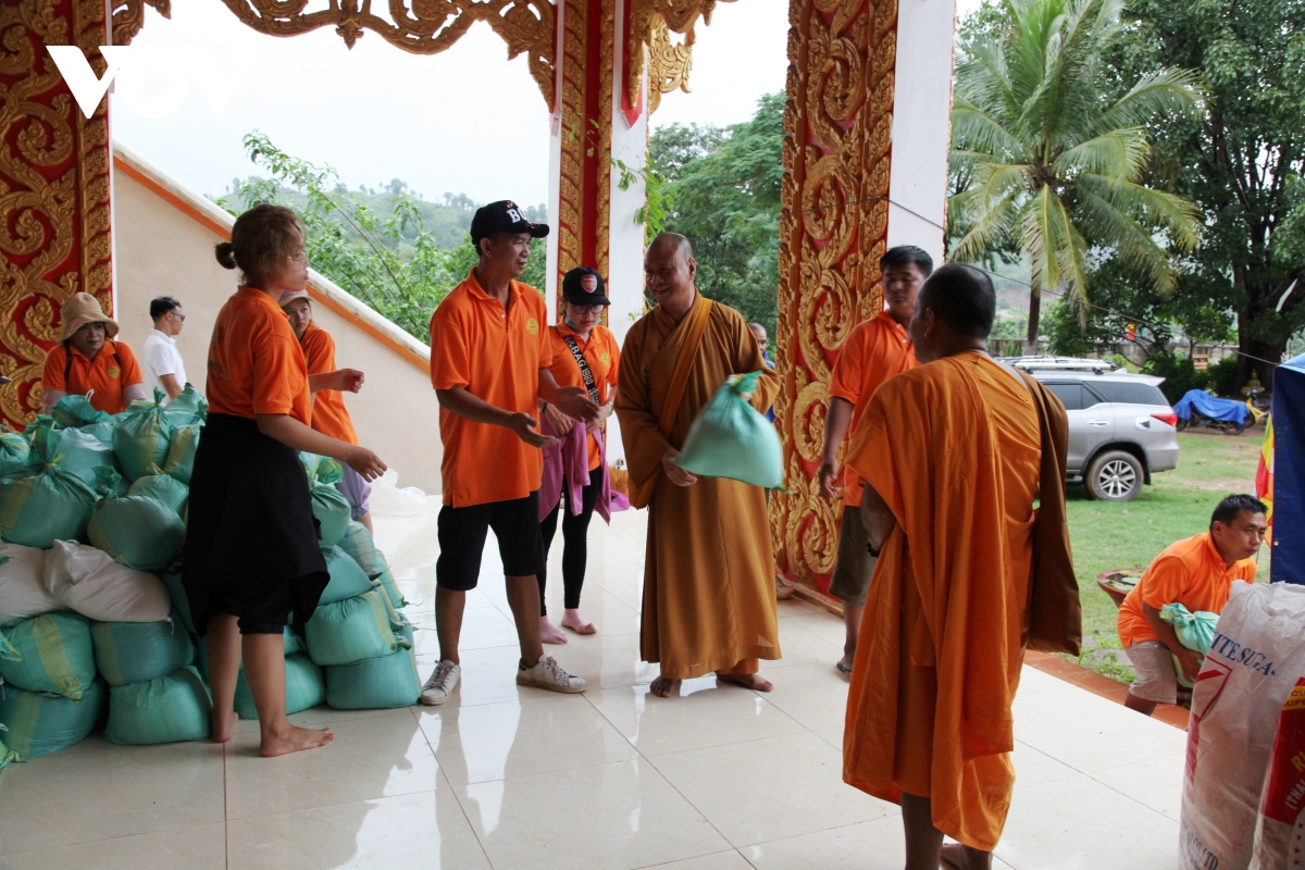 nguoi viet tai lao ho tro nguoi dan vung lu lut savanakhet hinh anh 2