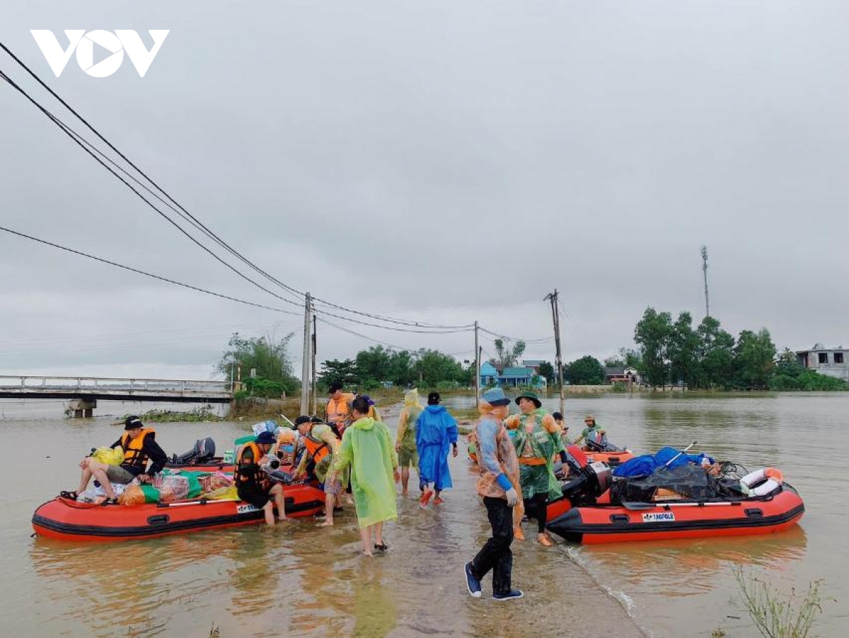 hoi choi thuyen hoi ca nuoc dong loat tien vao vung lu ho tro nguoi dan hinh anh 3