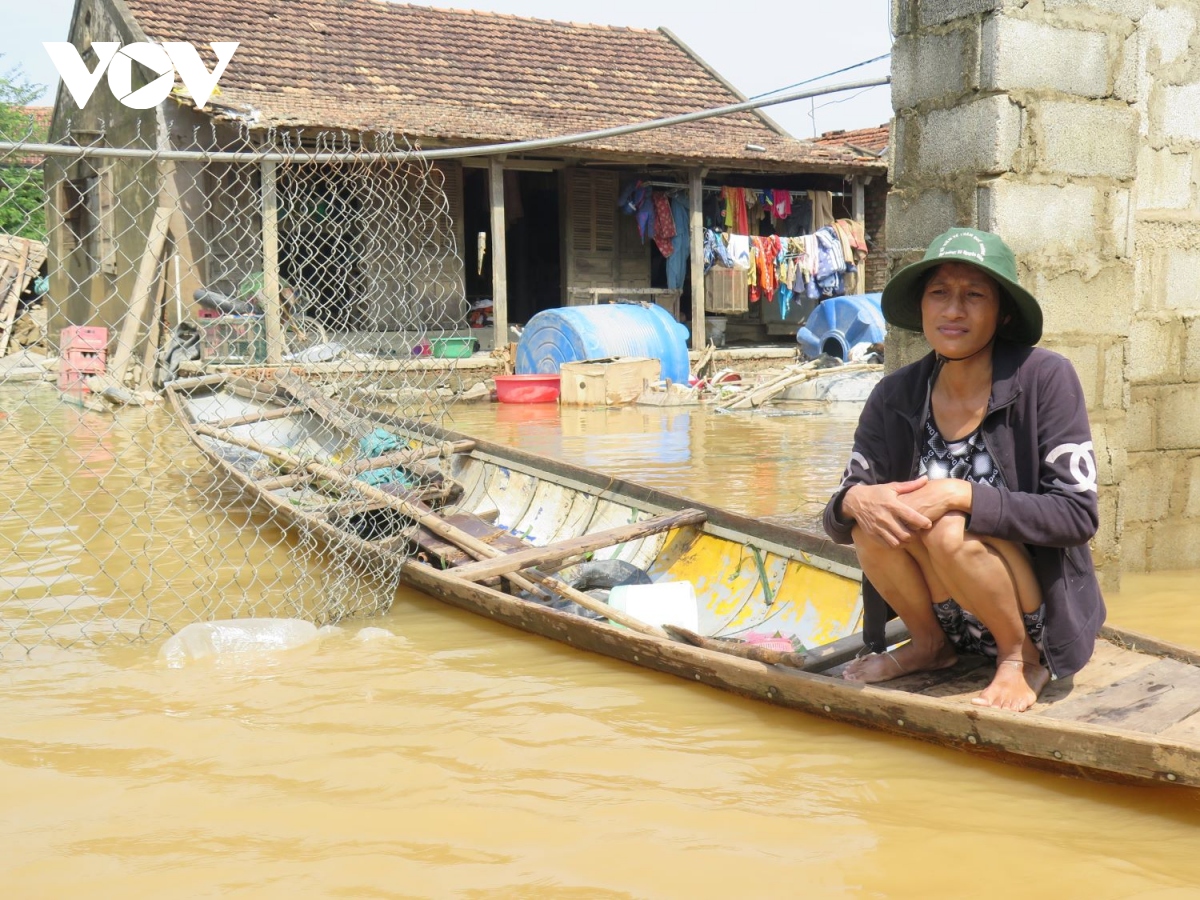 mien trung doc suc khac phuc mua lu, doi pho bao so 8 hinh anh 3