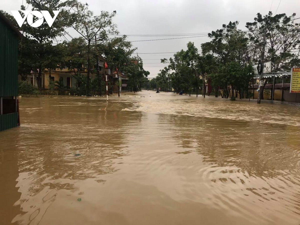 quang binh, quang tri cang minh chong lu gan chuc nghin nha dan bi ngap nang hinh anh 1