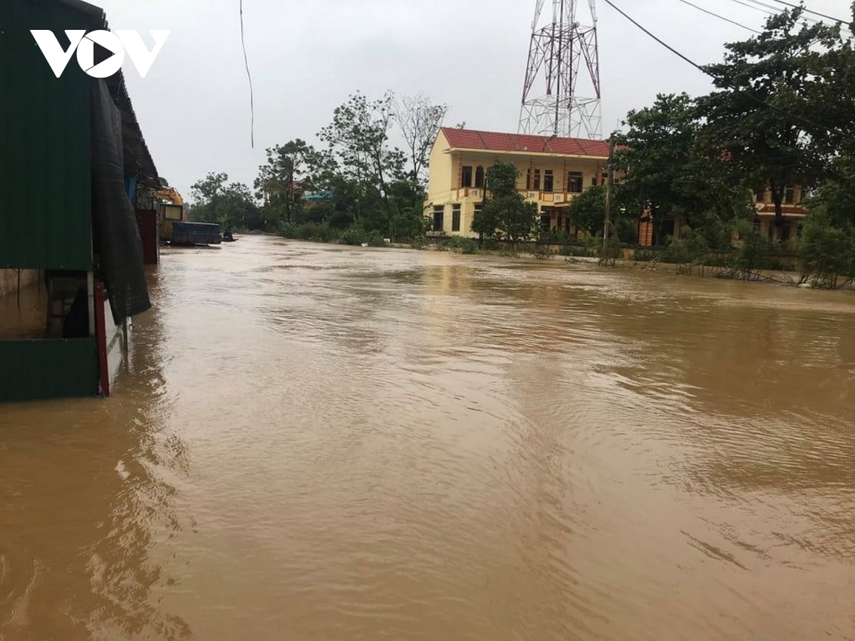 quang binh, quang tri cang minh chong lu gan chuc nghin nha dan bi ngap nang hinh anh 2