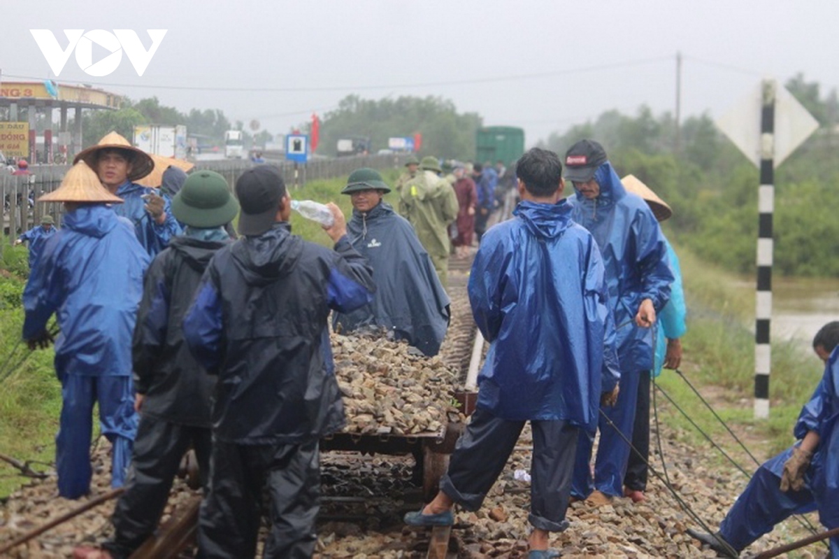 quang binh, quang tri cang minh chong lu gan chuc nghin nha dan bi ngap nang hinh anh 6