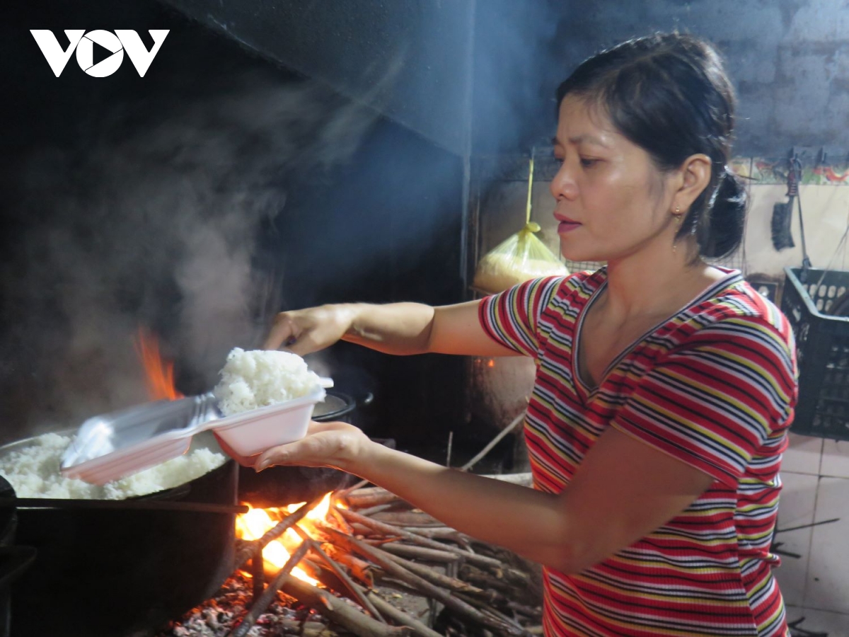 phu nu vung lu quang binh giup do ba con vung ngap lut hinh anh 7