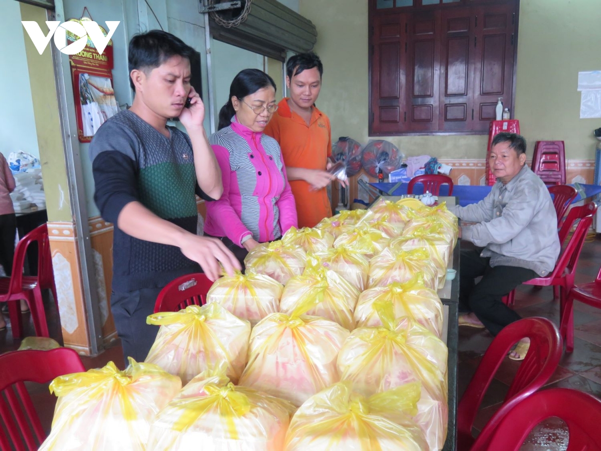 phu nu vung lu quang binh giup do ba con vung ngap lut hinh anh 10