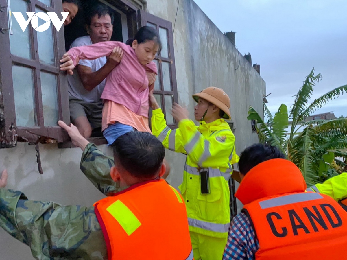 quang binh co 96.500 nha dan bi ngap, 12 san phu sap sinh duoc dua den benh vien an toan hinh anh 1