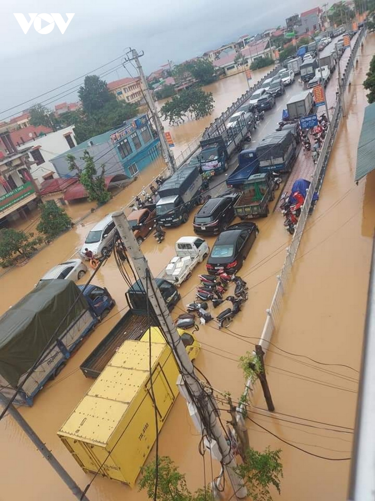 quang binh co 96.500 nha dan bi ngap, 12 san phu sap sinh duoc dua den benh vien an toan hinh anh 5