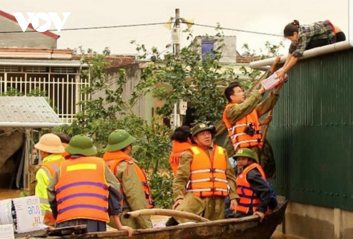 quang binh co 96.500 nha dan bi ngap, 12 san phu sap sinh duoc dua den benh vien an toan hinh anh 6