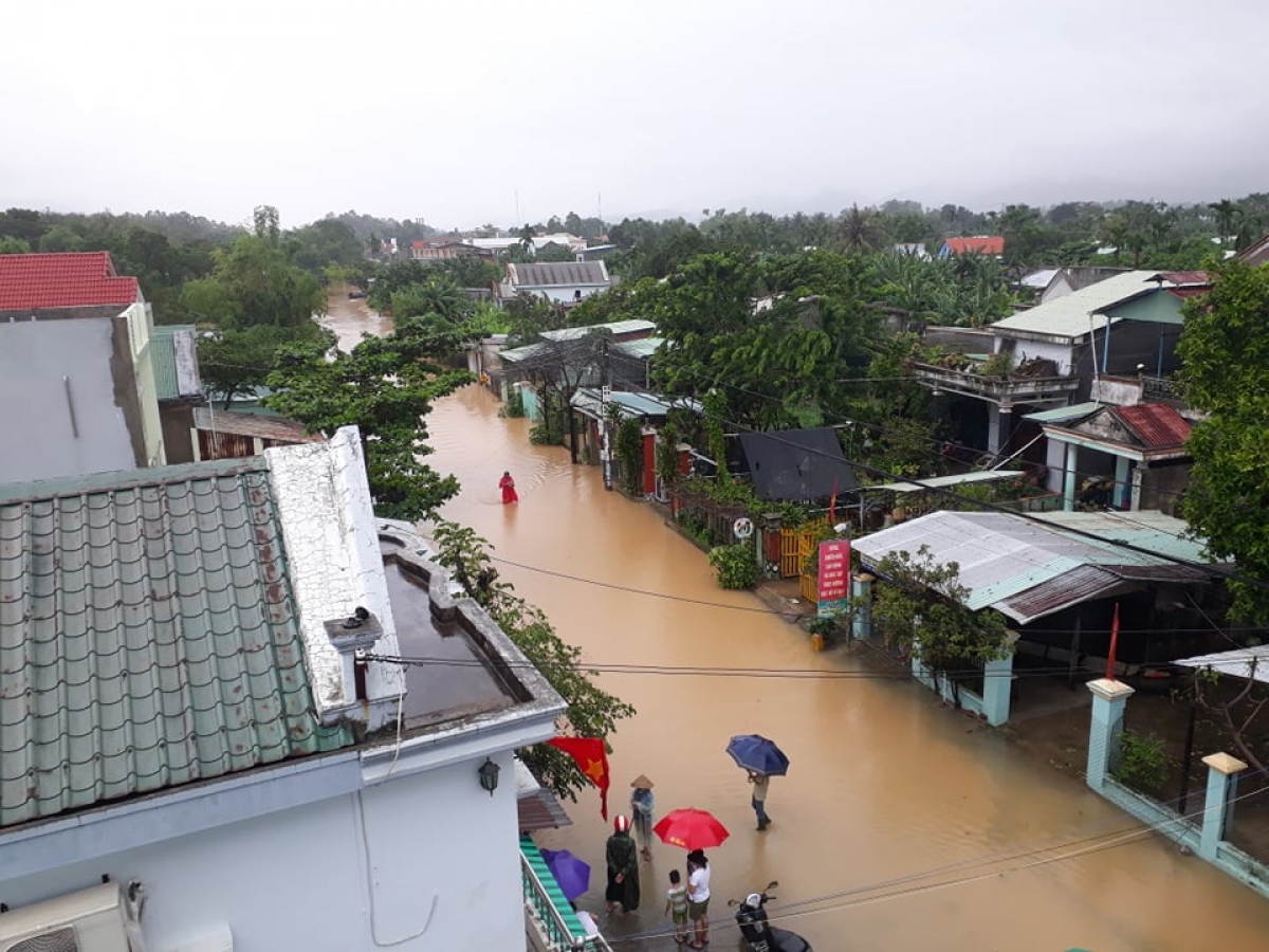 nguoi dan vung ron lu mien trung tiep tuc gong minh chong choi voi lu du hinh anh 2