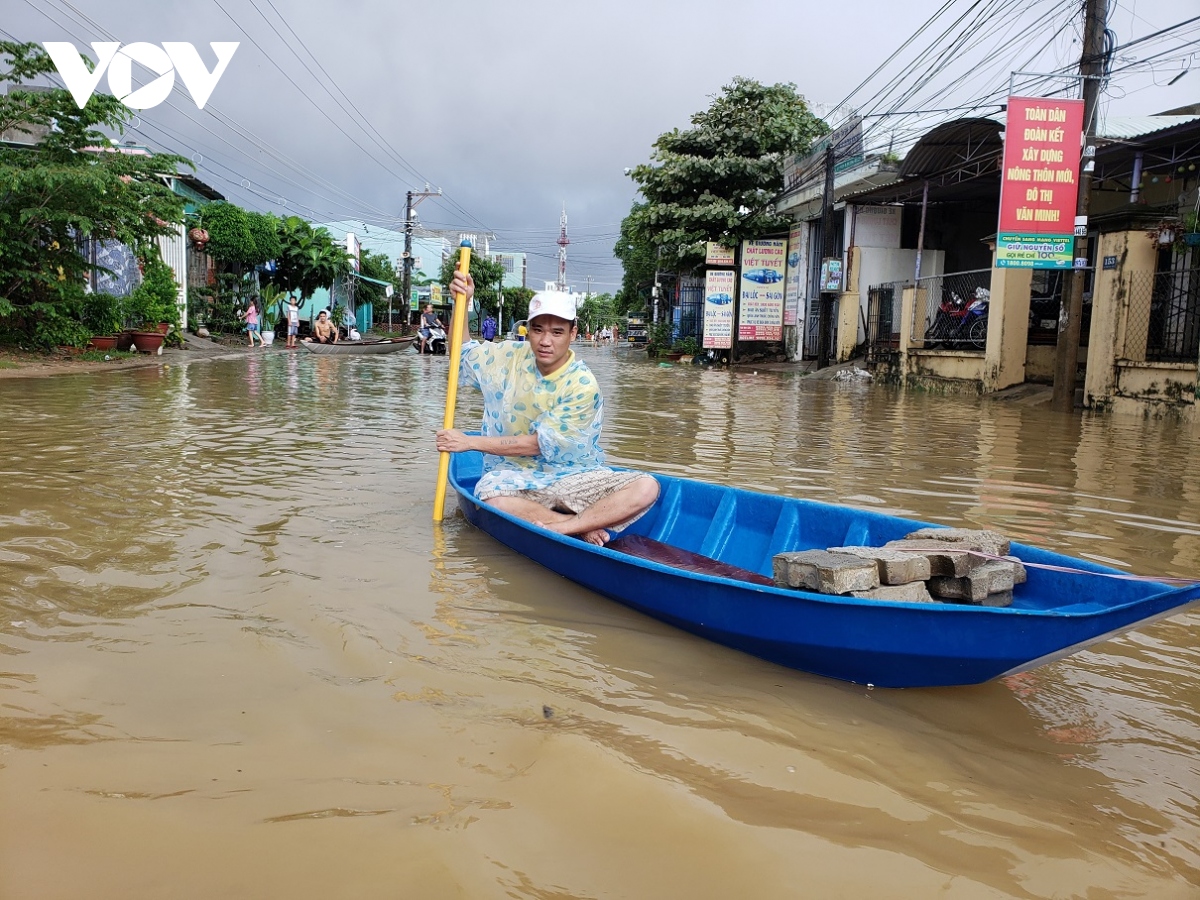 nguoi dan vung ron lu mien trung tiep tuc gong minh chong choi voi lu du hinh anh 3