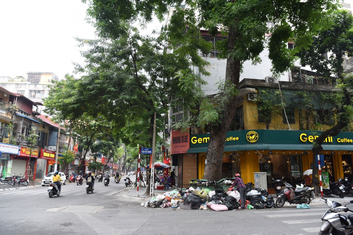 ha noi ngap rac khi dan chan xe vao bai rac nam son hinh anh 2